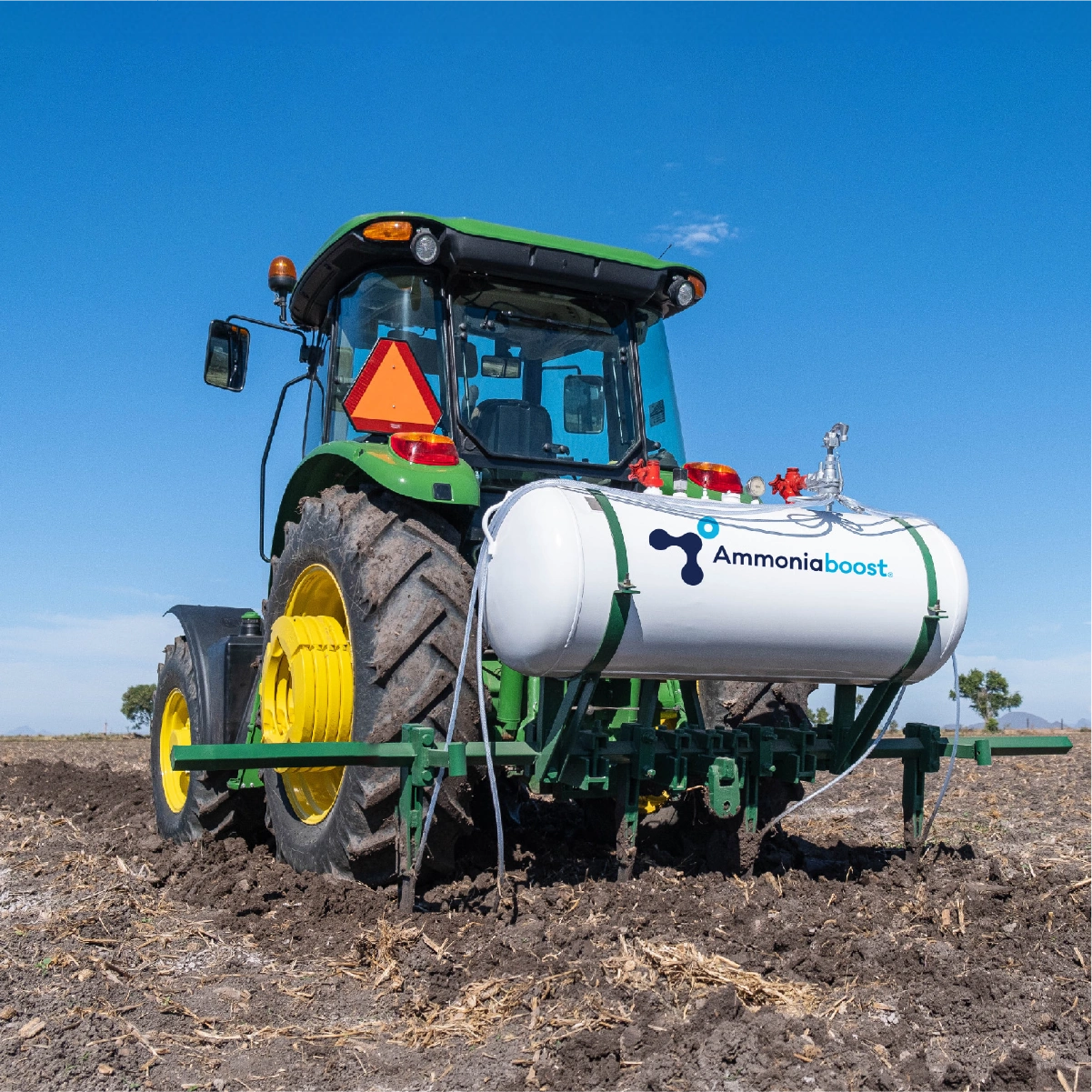 Aplicador de amoniaco anhidro con tanque Ammoniaboost montado en tractor